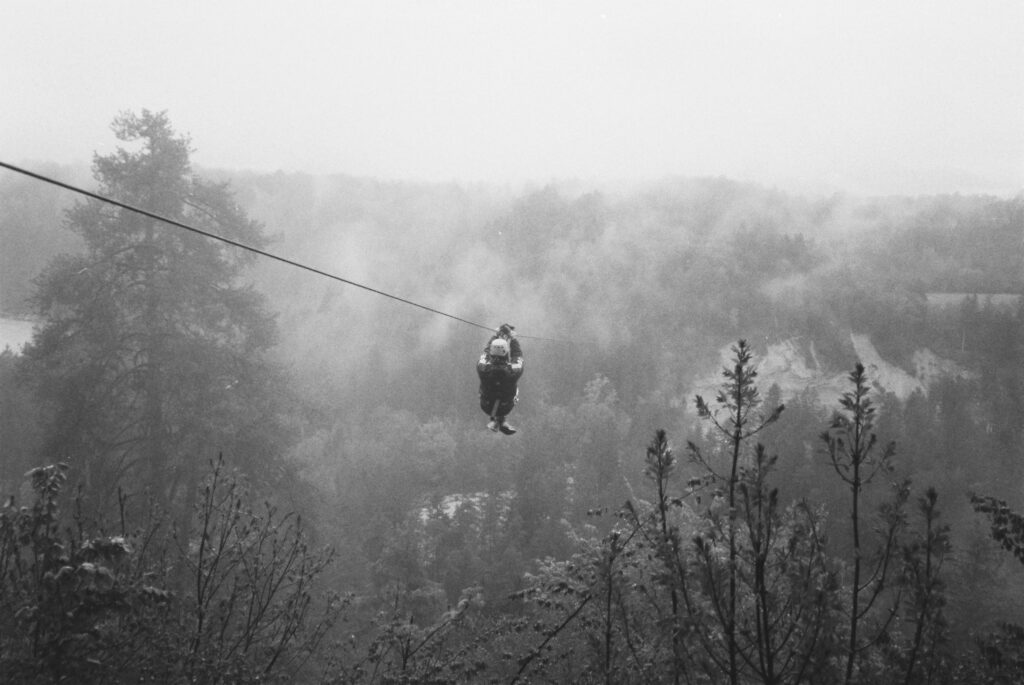 Teilnehmerin an einer Zipline bei einem Teamevent