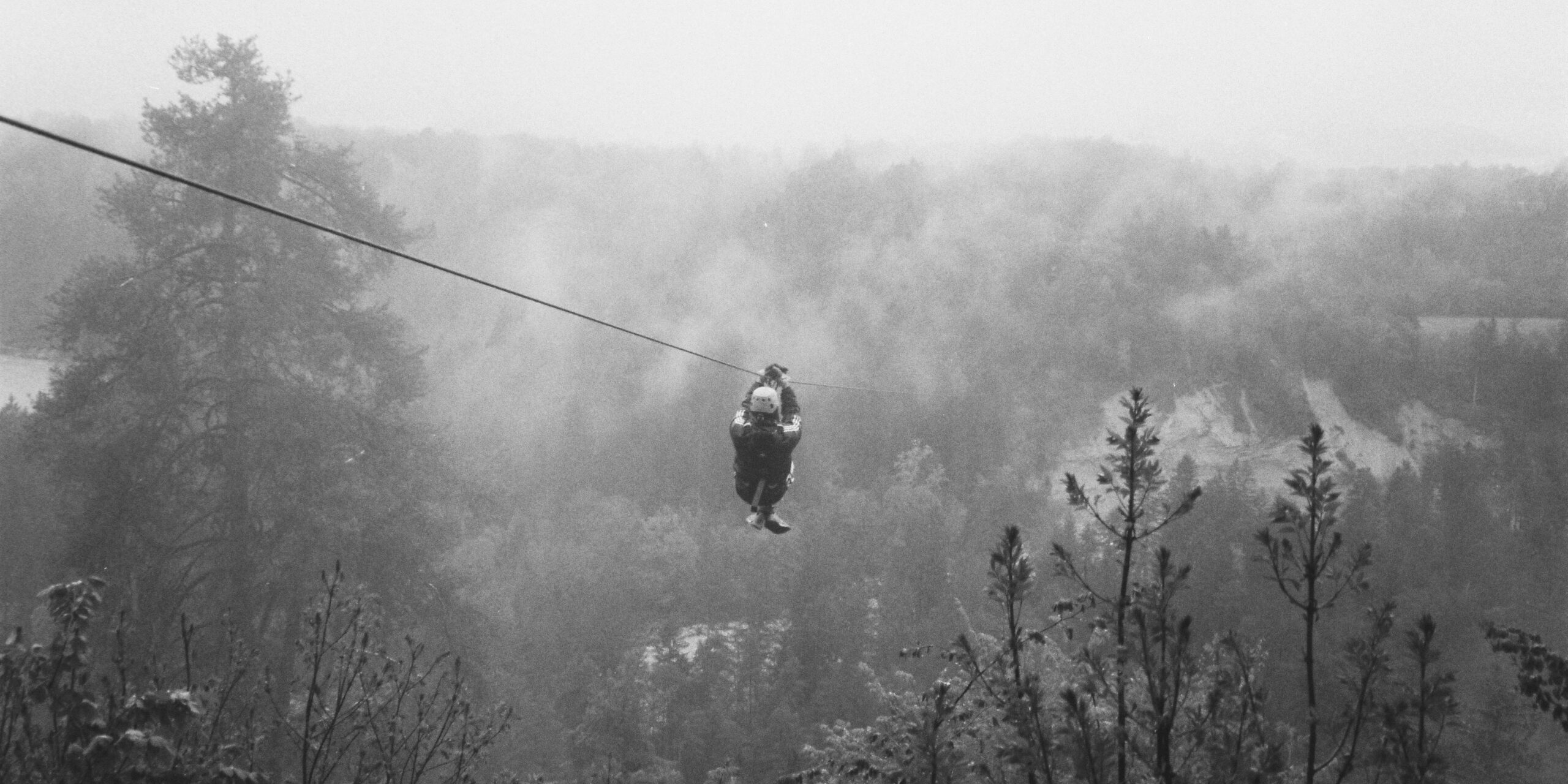 Teambuilding und Teamevents Stuttgart Teilnehmerin an einer Zipline bei einem Teamevent