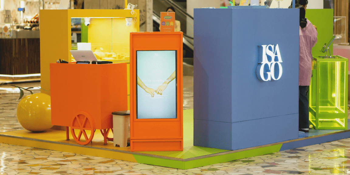 Messestand mit Produktpräsentation und digitalem Display
